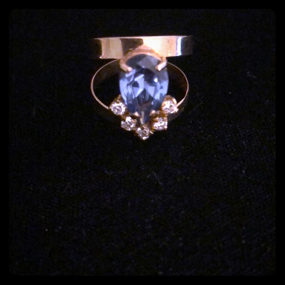 18k Yellow Gold and Aquamarine Ring